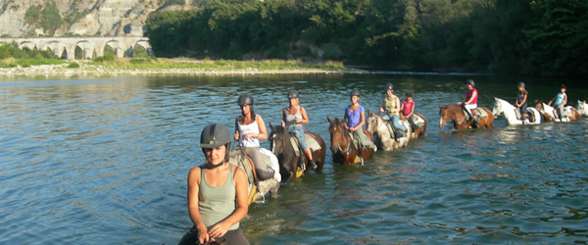 Balade à cheval et traversée de rivière en Ardèche