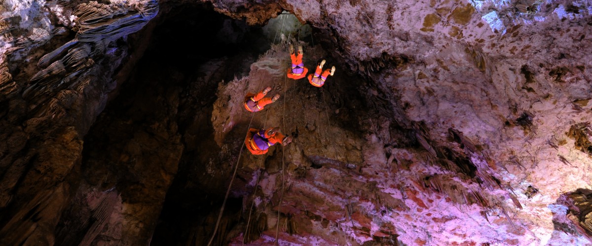 Descente en rappel dans une grotte du Gard et visite guidée